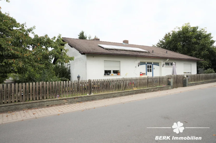 Außenansicht - Haus kaufen in Lützelbach - BERK Immobilien - hier lässt es sich wohnen! Platz für die ganze Familie - drinnen und draußen!