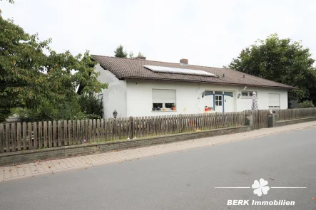 Außenansicht - Haus kaufen in Lützelbach - BERK Immobilien - hier lässt es sich wohnen! Platz für die ganze Familie - drinnen und draußen!