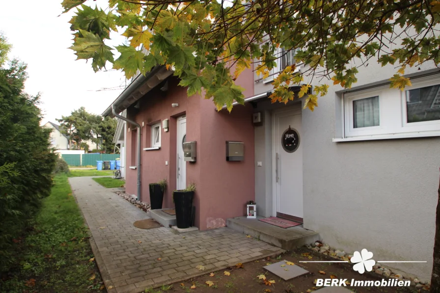 Außenbild - Haus kaufen in Stockstadt am Main - BERK Immobilien - Reihenmittelhaus mit effektiver Wärmepumpe - hält den neuen Gesetzen Stand!