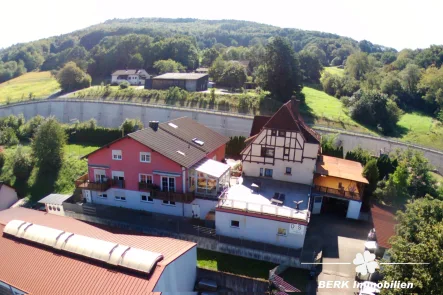 Titelbild - Haus kaufen in Laufach - BERK Immobilien - 2 Häuser + 4 Wohnungen + 285m² Gewerbefläche ** Ideal für den Handwerksbetrieb! **