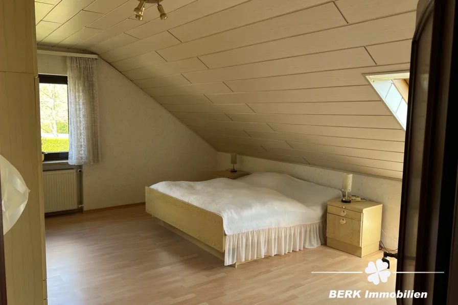 BERK Immobilien - Schlafzimmer DG