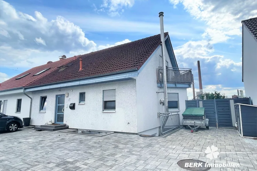 Straßenansicht - Haus kaufen in Mainaschaff - BERK Immobilien - familienfreundliches EFH mit unverbaubarem Blick auf den Main in ruhiger Wohnlage von Mainaschaff