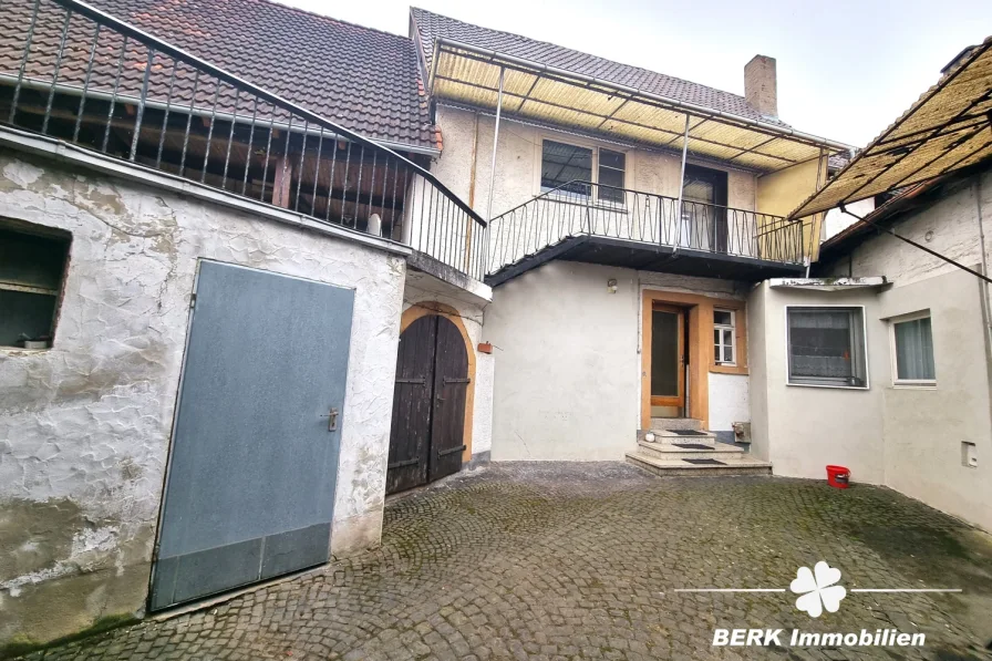 Hausansicht  - Haus kaufen in Großostheim - BERK Immobilien - charmantes Ein- bis Zweifamilienhaus mit Potenzial im Herzen von Großostheim