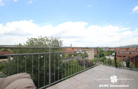 Ausblick - Wohnung kaufen in Röllbach - VERKAUFT - BERK Immobilien - Helle und offene 3 Zimmer-Dachgeschosswohnung mit Blick über Röllbach