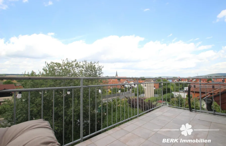 Ausblick - Wohnung kaufen in Röllbach - BERK Immobilien - Helle und offene 3 Zimmer-Dachgeschosswohnung mit Blick über Röllbach