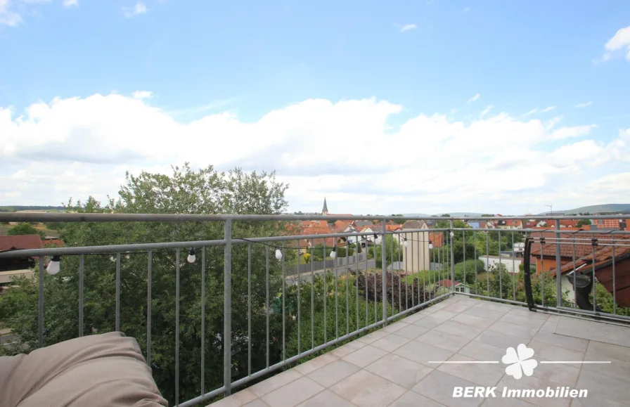 Ausblick - Wohnung kaufen in Röllbach - VERKAUFT - BERK Immobilien - Helle und offene 3 Zimmer-Dachgeschosswohnung mit Blick über Röllbach