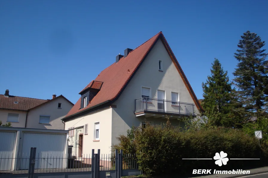 Außenansicht - Haus kaufen in Wörth am Main - BERK Immobilien - charmantes und gemütliches Zweifamilienhaus in Wörth am Main