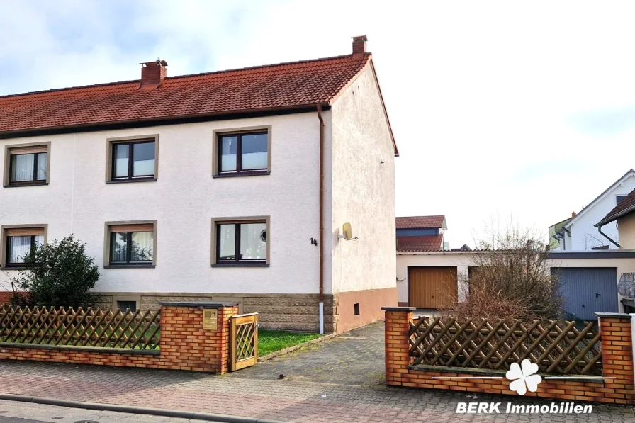 Titelbild - Haus kaufen in Großkrotzenburg - BERK Immobilien - solide, gepflegt und zentral gelegen: ZFH mit Potenzial in Großkrotzenburg