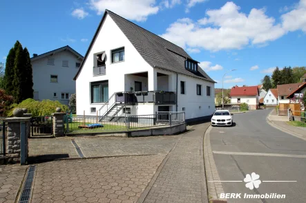 Titelbild - Haus kaufen in Laufach - BERK Immobilien - Top gepflegtes ZFH mit gemütlichem Garten in schöner Lage von Laufach