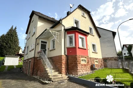 Titelbild - Haus kaufen in Laufach - BERK Immobilien - gepflegtes Zweifamilienhaus mit großem Garten in gefragter Wohnlage von Laufach