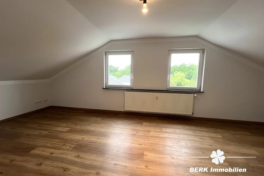 Wohnzimmer - Wohnung kaufen in Limeshain / Rommelhausen - BERK Immobilien - frisch renoviert & toll geschnitten: DG-Wohnung in gepflegtem MFH