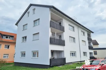 Außenansicht - Haus kaufen in Limeshain / Rommelhausen - BERK Immobilien - 6 Wohneinheiten zur Kapitalanlage  **Dach- und Fassade mit zeitgemäßer Dämmung !**