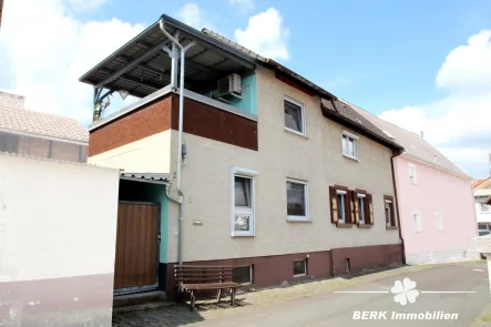 Titelbild - Haus kaufen in Stockstadt - BERK Immobilien - charmantes Einfamilienhaus auf kompaktem Grundstück