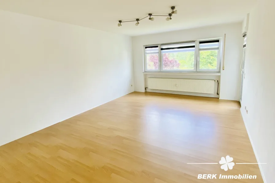 Wohnzimmer - Wohnung kaufen in Hainburg / Hainstadt - BERK Immobilien - Gepflegte helle 3-Zimmer-Wohnung in ruhiger und grüner Lage von Hainburg