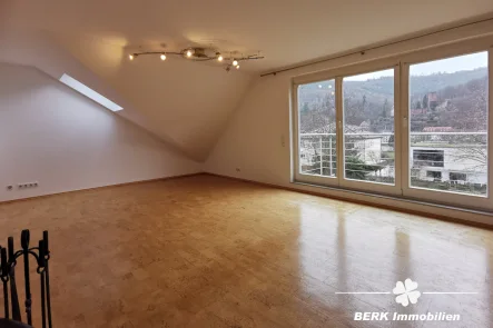 BERK Immobilien - DG Wohnzimmer - Wohnung kaufen in Miltenberg - BERK Immobilien - Junges Glück in 2-Zi-DG mit Balkon u. Burgblick in Miltenberg. Hobbyraum optional!