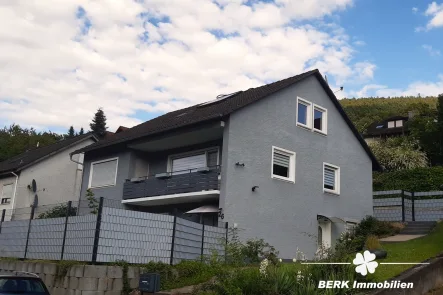 Außenansicht - Haus kaufen in Weilbach - BERK Immobilien - Zweifamilienhaus mit vielen Möglichkeiten in schöner Lage von Weilbach