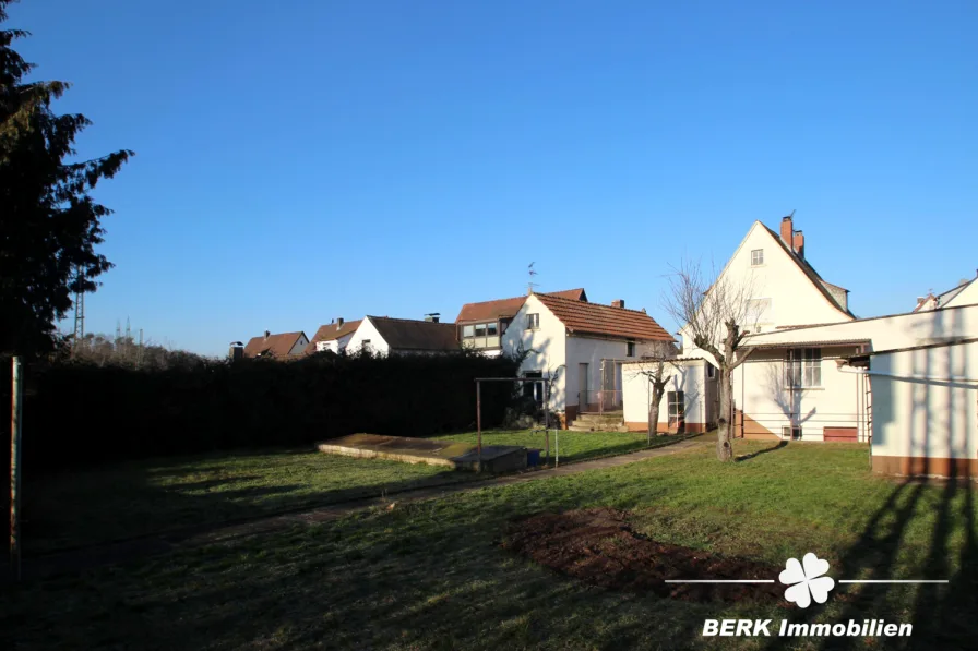 Gartenansicht - Haus kaufen in Stockstadt - BERK Immobilien - Gepflegtes EFH mit großem Garten und Ausbaupotential zum Mehrgenerationenwohnen!