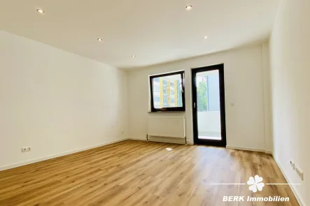 Wohnzimmer - Wohnung kaufen in Obertshausen / Hausen - BERK Immobilien - moderne, geschmackvoll sanierte und zentral gelegene 2-Zimmer-Wohnung in Obertshausen