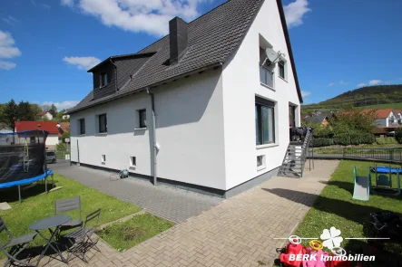 Rückansicht - Haus kaufen in Laufach - BERK Immobilien - Top gepflegtes ZFH mit gemütlichem Garten in schöner Lage von Laufach