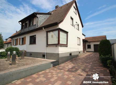 Titelbild - Haus kaufen in Stockstadt am Main - BERK Immobilien - Charmante Doppelhaushälfte mit großzügigem Garten und Neben­gebäude in Stockstadt