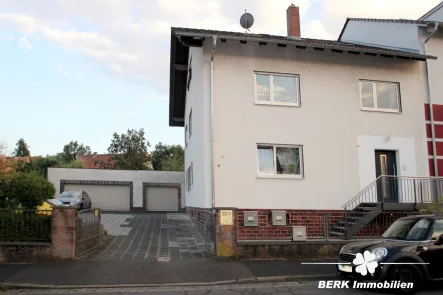 Titelbild - Wohnung mieten in Stockstadt am Main - BERK Immobilien - Attraktive 4-Zimmer-Wohnung mit Einbauküche, Balkon und Doppelgarage inklusive