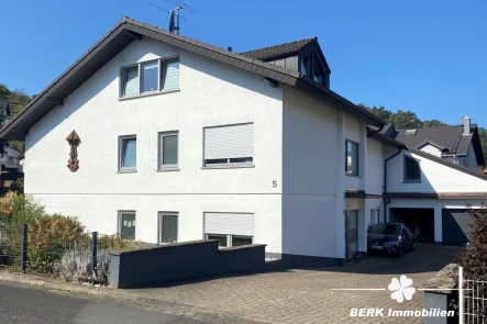 Frontansicht  - Haus kaufen in Elsenfeld / Schippach - BERK Immobilien - Charmantes Zweifamilienhaus zum Verlieben in schöner Lage von Elsenfeld/Schippach