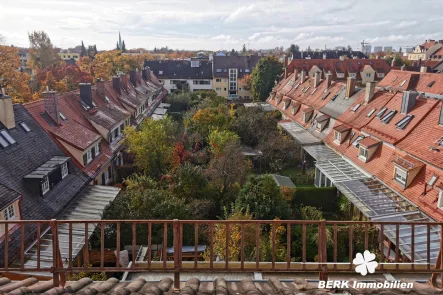 Wohnung mit Loggia in München-Laim - Wohnung kaufen in München / Laim - BERK Immobilien - Herrlicher Ausblick - 5-Zi-DG-Wohnung mit gemütlicher Loggia in München-Laim