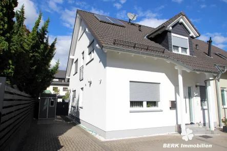 Titelbild Exposè - Haus kaufen in Seligenstadt / Froschhausen - BERK Immobilien - *Top gepflegte Wohlfühl-Doppelhaushälfte für die ganze Familie in Seligenstadt OT*