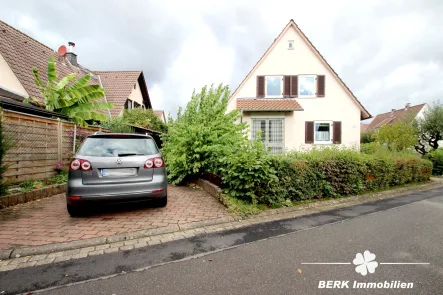 Titelbild - Haus kaufen in Stockstadt am Main - BERK Immobilien - Gepflegtes Siedlungshaus mit schönem Garten und Garage in bester Wohnlage