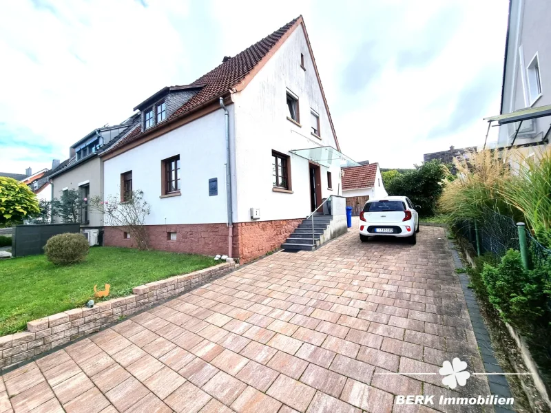 Straßenansicht - Haus kaufen in Goldbach - BERK Immobilien - gemütliches Siedlungshaus in beliebter Wohnlage von Goldbach (Kugelberg)