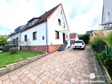 Straßenansicht - Haus kaufen in Goldbach - BERK Immobilien - gemütliches Siedlungshaus in beliebter Wohnlage von Goldbach (Kugelberg)