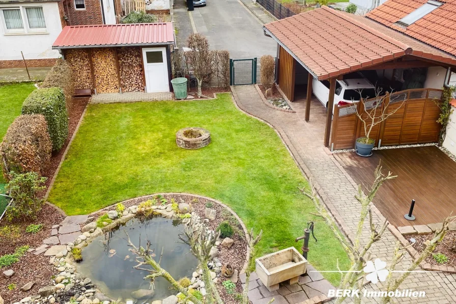 Blick in den Garten mit Carport