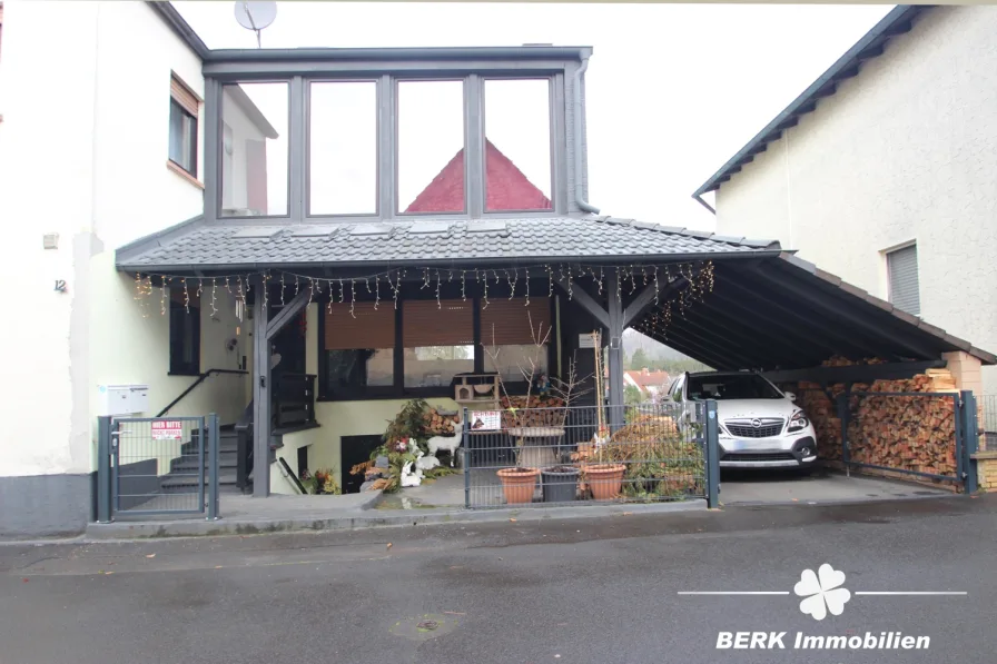 Eingangsbereich und Carport