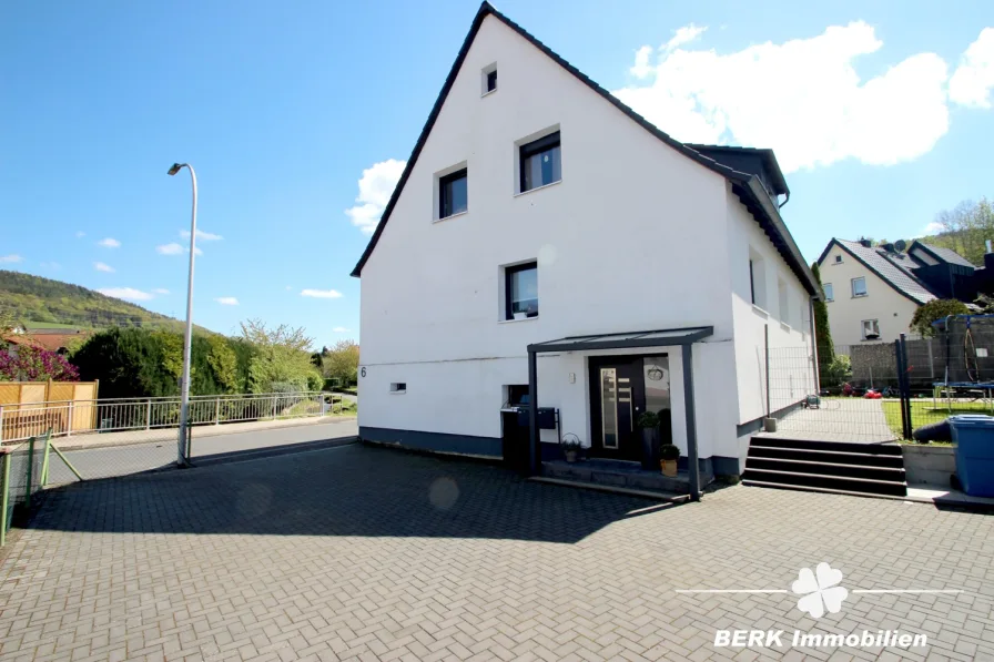 Ansicht - Haus kaufen in Laufach - BERK Immobilien - Top gepflegtes ZFH mit gemütlichem Garten in schöner Lage von Laufach