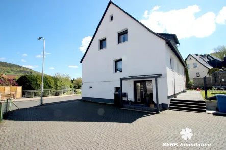 Ansicht - Haus kaufen in Laufach - BERK Immobilien - Top gepflegtes ZFH mit gemütlichem Garten in schöner Lage von Laufach