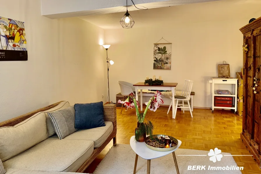 Wohnzimmer - Wohnung kaufen in Miltenberg - BERK Immobilien - liebevoll sanierte Stadtwohnung mit Altbauflair, Tiefgarage und  Loggia im Herzen von Miltenberg