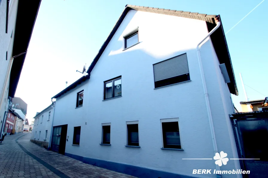 Titelbild - Haus kaufen in Stockstadt am Main - BERK Immobilien - gemütliches Ein- bis Zweifamilienhaus in Mainnähe von Stockstadt