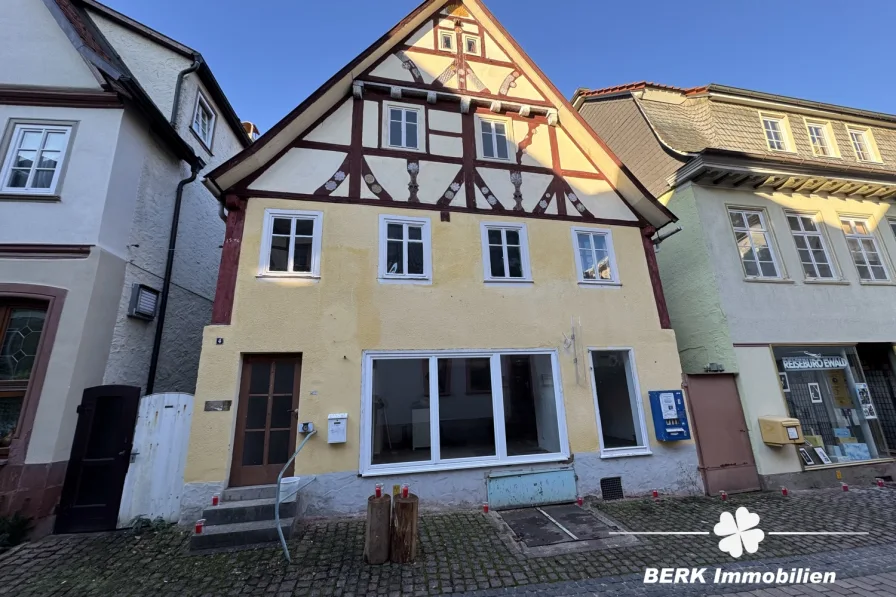 Außenansicht - Haus kaufen in Amorbach - BERK Immobilien - Denkmalgeschützt - Haus in Amorbach mit Gasanschluss zu verkaufen