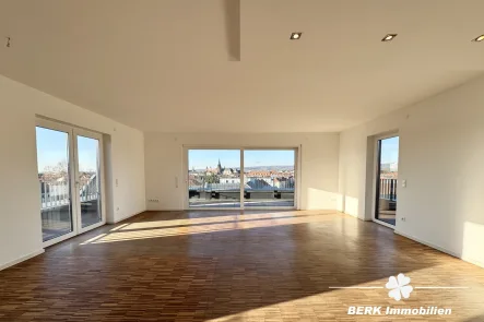 Titelbild - Wohnung kaufen in Aschaffenburg - BERK Immobilien - Penthouse-Wohnung mit umlaufendem Balkon und Aufzug direkt in die Wohnung