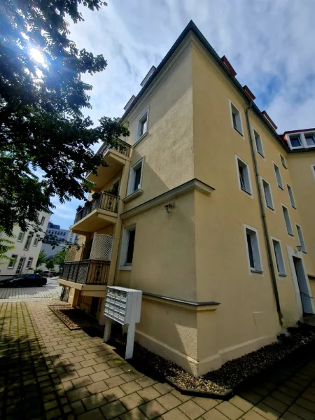 Ansicht Zufahrt - Wohnung kaufen in Dresden - Ein Zuhause in Löbtau: Wohnung mit sonnigem Balkon zum Wohlfühlen