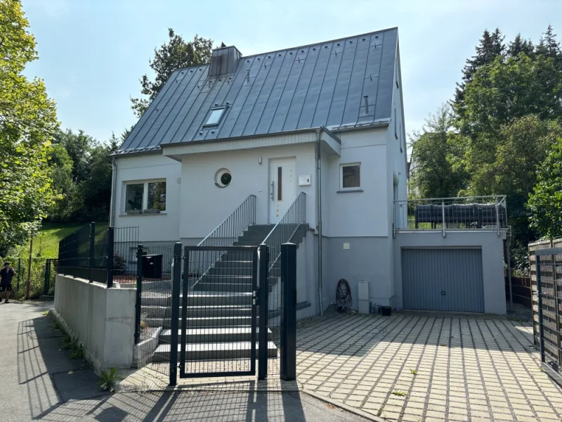 Haus Vorderseite - Haus kaufen in Freital - Wunderschönes freistehendes Einfamilienhaus in Freital zu verkaufen