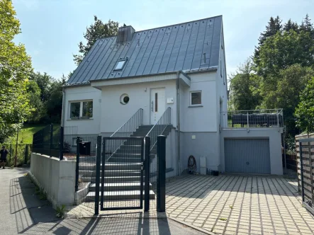 Haus Vorderseite - Haus kaufen in Freital - Charmantes, freistehendes Einfamilienhaus mit viel Platz in Freital – Ihr neues Zuhause wartet!