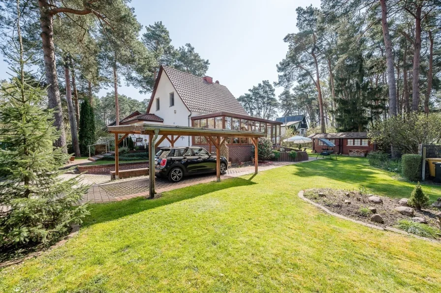 Außenansicht - Haus kaufen in Potsdam - Einfamilienhaus auf sonnenverwöhntem Eckgrundstück in Potsdam