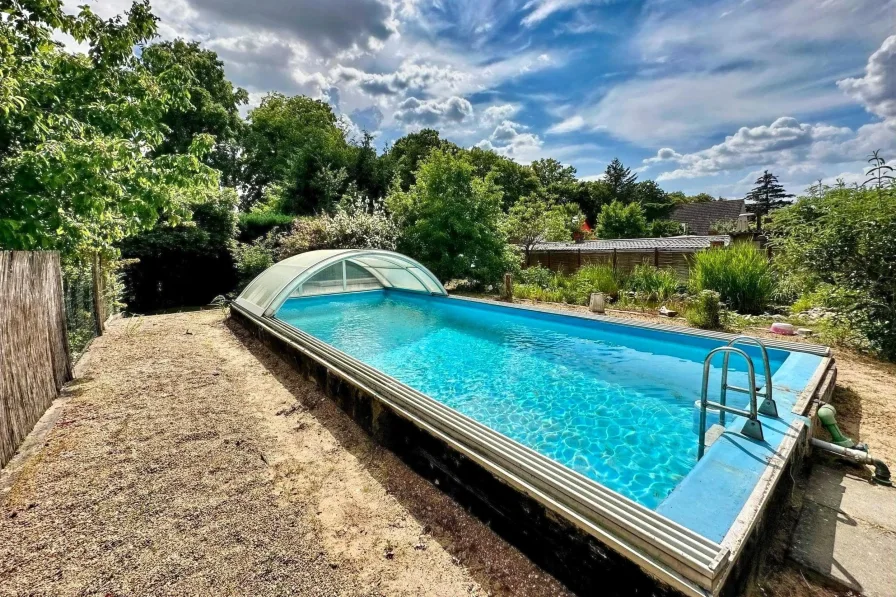 Ansicht Pool - Grundstück kaufen in Werneuchen - Neuer Preis! 786 m² großes Baugrundstück mit Pool und Teich