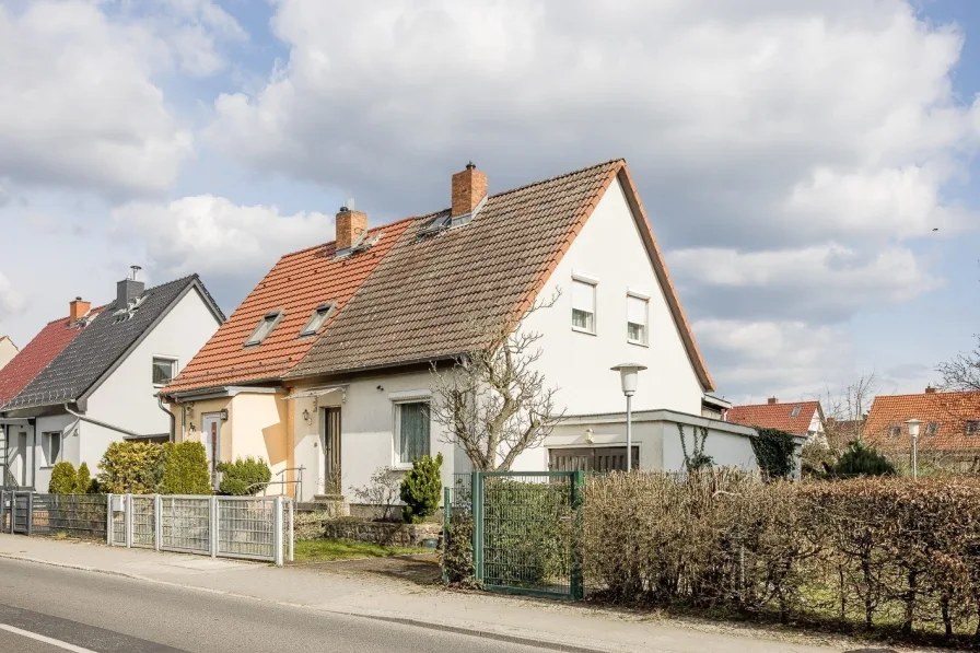 Straßenansicht - Haus kaufen in Berlin - Doppelhaushälfte mit Potenzial und Spielraum im Wegedorn-Kiez