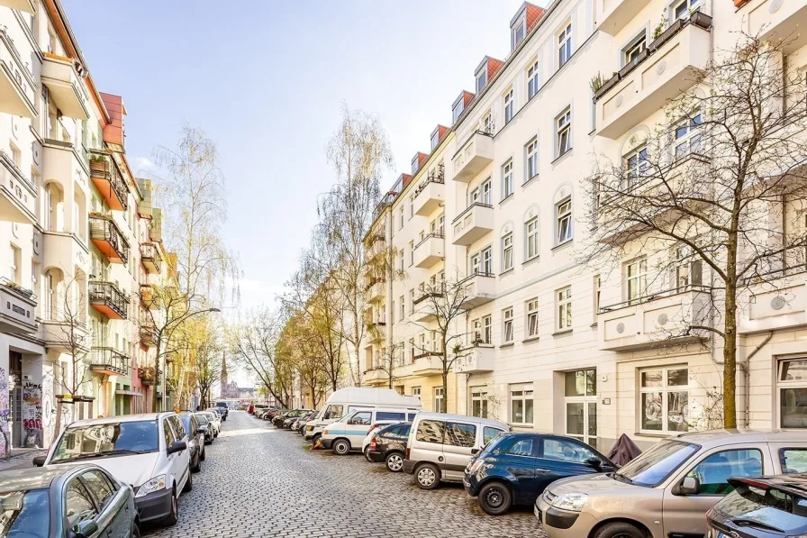 Außenansicht mit Straßenzug - Wohnung kaufen in Berlin - Provisionsfrei! Vermiete Wohnung nahe Boxhagener Platz