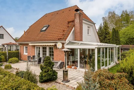 Gesamtansicht mit Wintergarten - Haus kaufen in Grünheide - Einfamilienhaus mit großem Pool und Wintergarten in Spreenähe