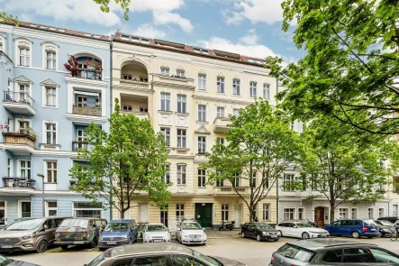 Außenansicht Straßenseite - Wohnung kaufen in Berlin - Bezugsfreie möblierte 1-Zimmer-Wohnung mit Loggia im Winsviertel