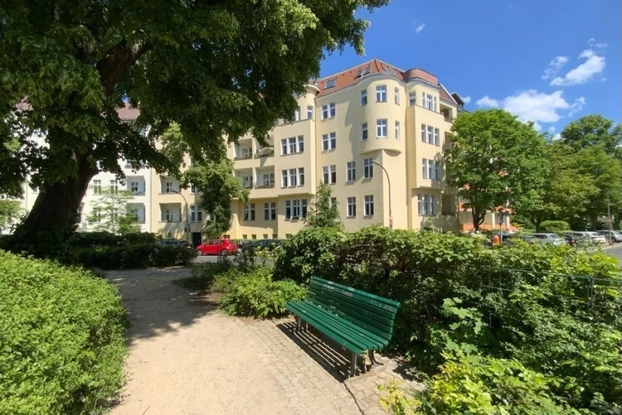 Außenansicht - Wohnung kaufen in Berlin - Bezugsfreie 3-Zimmer Altbauwohnung am Friedensplatz in Tempelhof