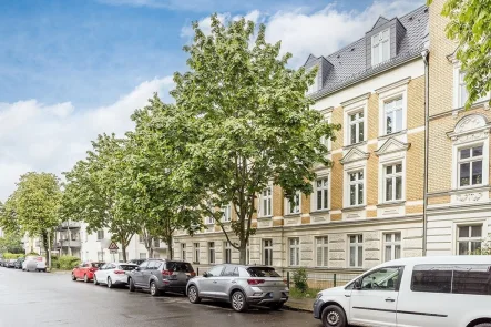 Haus Straßenansicht - Wohnung kaufen in Berlin - 2-Zimmer-Apartment mit Balkon Nähe WISTA Gelände